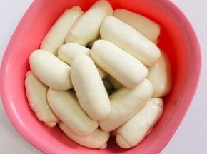 在面团上下两面刷油，盖上保鲜膜，醒面40分钟！