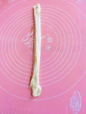 像叠扇子一样，把面片叠起来！抻长！