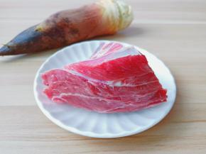准备新鲜的牛肉与笋。
