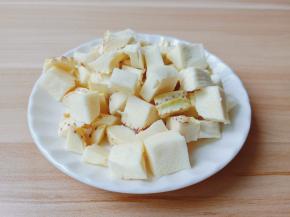 笋剥壳切片再切成小丁。