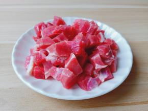 牛肉切成小粒。