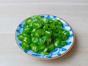 辣椒两个切成辣椒圈。