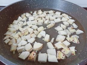 笋丁放入锅里加一点点盐焯水。