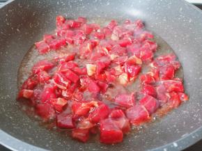 热锅热油下牛肉粒翻炒。