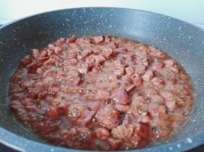 翻炒到牛肉粒变色。