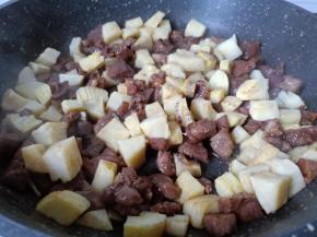 加入笋丁翻炒。