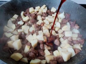 翻炒片刻加入生抽一勺。