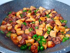 把辣椒圈翻炒至断生就可以起锅。