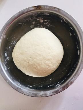 面粉中加入一勺盐，倒入温水揉成软硬适中，光滑的面团！