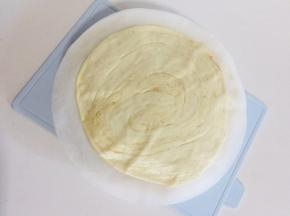 做好的饼胚放在冰箱冷冻保存，吃的时候放在平底锅煎两分钟左右，卷上喜欢的酱汁和蔬菜即可！