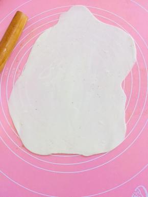 醒好的面团，擀成薄片！