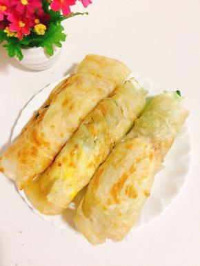 家里有火腿肠的还可以卷入一根火腿肠进去，我家里买的刚好吃完了就没有放！