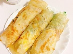 家里有火腿肠的还可以卷入一根火腿肠进去，我家里买的刚好吃完了就没有放！