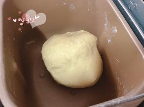 先液体后固体的顺序放入面包机揉面10分钟，再加入黄油，揉面20分钟即可。