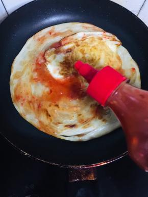 挤上适量的手抓饼酱！