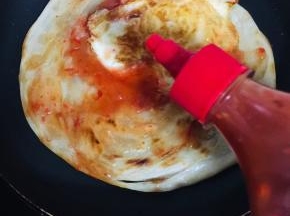 挤上适量的手抓饼酱！