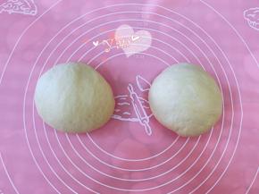 将发酵完的面团取出排气，平均分成两份。