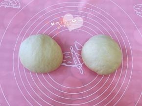 将发酵完的面团取出排气，平均分成两份。