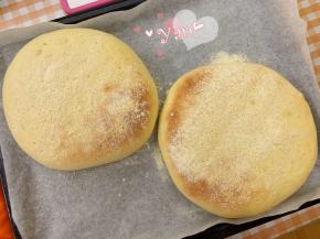 烤好的榴莲芝士饼。