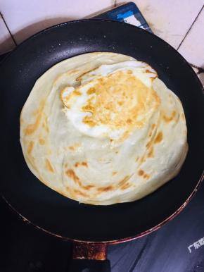 翻面，煎至鸡蛋熟透，饼皮金黄即可关火！