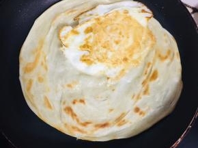 翻面，煎至鸡蛋熟透，饼皮金黄即可关火！