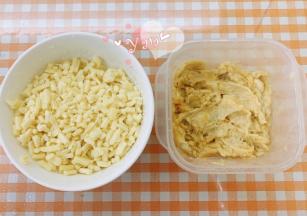 发酵期间准备馅料：马苏里拉奶酪+糖拌匀，榴莲去核。