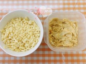 发酵期间准备馅料：马苏里拉奶酪+糖拌匀，榴莲去核。