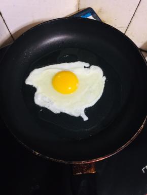 平底锅烧热倒入适量的油，调小火，磕入一个鸡蛋！