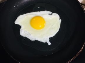 平底锅烧热倒入适量的油，调小火，磕入一个鸡蛋！