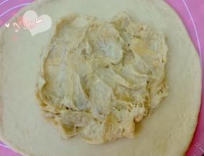 把面团擀成8寸大小，面团中间放入适量新鲜榴莲肉。