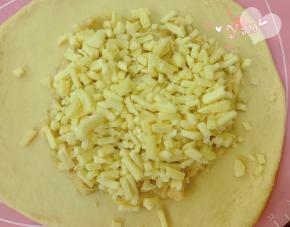 再铺上一半马苏里拉奶酪。