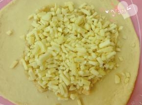 再铺上一半马苏里拉奶酪。