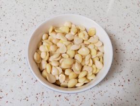 甜杏仁提前泡好。