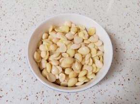 甜杏仁提前泡好。