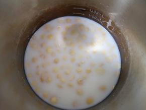 加入牛奶和纯净水。