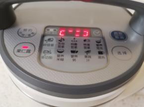 选择豆浆机的“果仁露”功能启动。