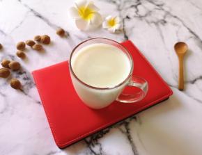 20分钟左右，一杯热腾腾的牛奶杏仁露就做好了。