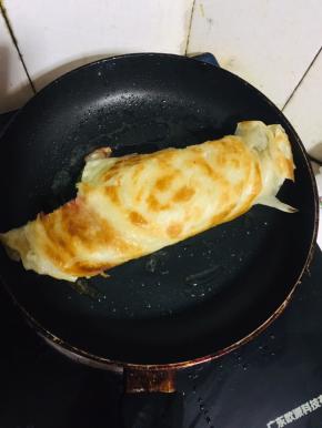 顺着生菜，从一头卷起来即可享受美味啦！是不是特别方便！