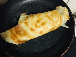 顺着生菜，从一头卷起来即可享受美味啦！是不是特别方便！