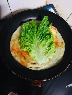 放入一片洗净的生菜！