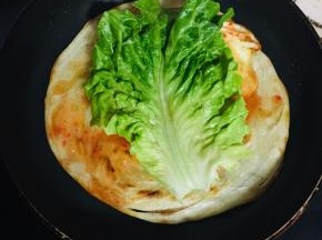 放入一片洗净的生菜！