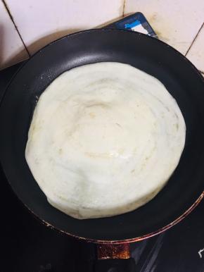 放入一张手抓饼饼胚，至鸡蛋凝固！