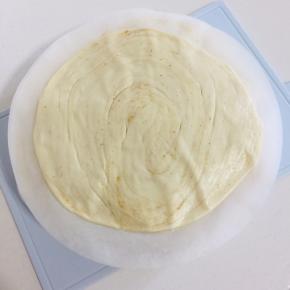 从冰箱拿出三张手抓饼饼胚！（无需提前解冻，随吃随取即可！）