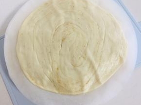 从冰箱拿出三张手抓饼饼胚！（无需提前解冻，随吃随取即可！）