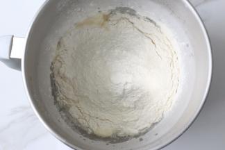 将面团食材放入厨师机中揉至光滑状态，大概10分钟