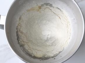 将面团食材放入厨师机中揉至光滑状态，大概10分钟
