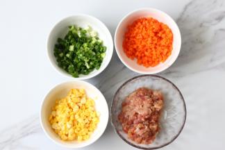 把鸡胸肉切成小丁，玉米、胡萝卜切碎