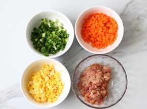 把鸡胸肉切成小丁，玉米、胡萝卜切碎