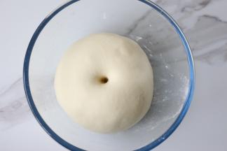 揉好的面团拿出来放大碗中盖上保鲜膜发酵，待面团发至2倍大，戳洞不回缩即为发酵好