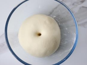 揉好的面团拿出来放大碗中盖上保鲜膜发酵，待面团发至2倍大，戳洞不回缩即为发酵好
